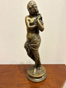 Scultura di una donna, bronzo