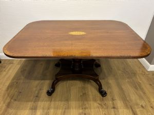Mesa de jantar vitoriana em mogno com incrustações