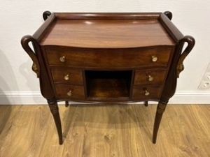 Mesa de cabeceira em estilo Império de mogno