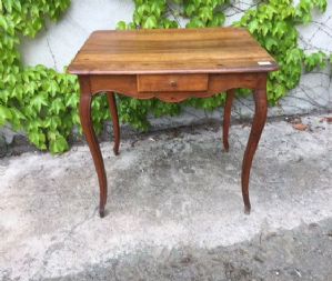 Tavolino in noce con gambe a sciabola