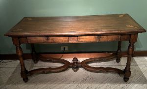Tavolo in legno di noce , gambe tornite con traversa sagomata , piano con intarsi, manifattura veneta del primo 700' cm, 80 x 160 x 72