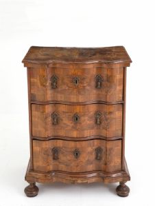 Splendido mobiletto ‘700 veneto ad inginocchiatoio in legno di noce e radica di noce mosso sul fronte 