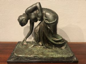 Scultura di bronzo raffigurante una donna che racoglie l'aqua, primi dell'900