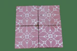 Maioliche con fondo rosa e disegno geometrico
