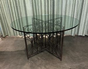 Tavolo realizzato con ferri antichi e piano in cristallo cm, 78 x diametro 137