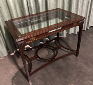 Tavolo vetrina in mogano con intagli ed intarsi in ottone primo 900' cm, 80 x 103 x 68
