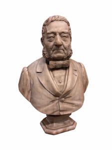Busto in marmo bianco raffigurante gentiluomo