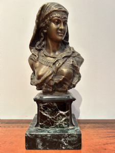 Donna orientale, bronzo, firmato "MOREAU"