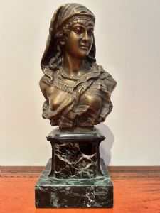 Scultura di una donna orientale, bronzo, firmato "MOREAU"