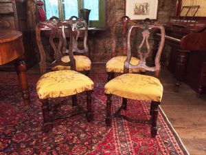 ELEGANTES SET AUS VIER STÜHLEN IM LOUIS-PHILIPPE-STIL AUS NUSSBAUM