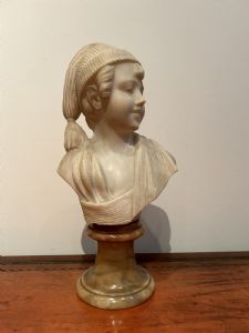 Busto di un fanciullo in marmo