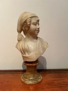 Busto di marmo di un fanciullo