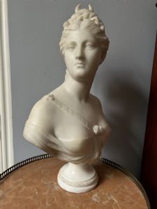 Busto di marmo bianco "DIANA"