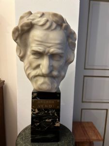 Kopf von Giuseppe Verdi aus weißem Marmor