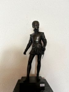 Scultura di un ragazzo giovane con spada, bronzo