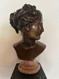 Bronzebüste einer jungen Frau
