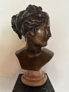Büste einer jungen Frau aus Bronze
