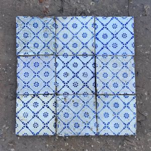 Maioliche con fiorellino blu