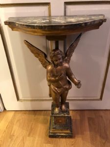 Halbmondkonsole mit Putto aus dem 17. Jahrhundert
