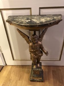 Halbmondförmige Konsole mit Putto