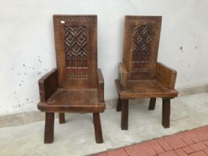 Coppia di Poltrone Rustiche in legno di Noce Intagliato