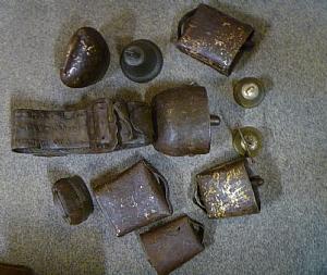 Kleine Sammlung von Kuhglocken aus Bronze