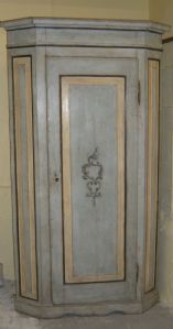 Lackierte Eckvitrine