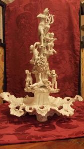 Alzata e centro de mesa em cerâmica branca do final do século XIX, manufatura Capodimonte.