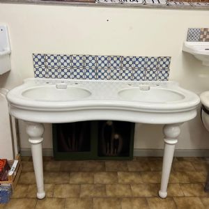 Lavandino antico in ceramica 