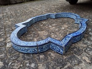 Bordo di fontana in maiolica