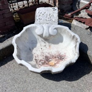 Acquasantiera in marmo 