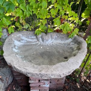 Fontana a muro in pietra di guamo 