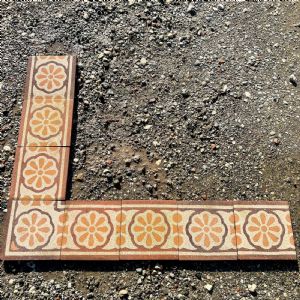 Bordo in graniglia con margherite