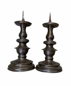 Par de castiçais de bronze em forma de pião do século XVI