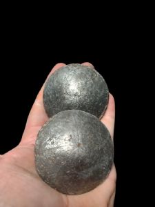 Seltenes Paar Scheiben aus geschmiedetem und graviertem Eisen für das Caliche-Spiel aus dem 18. Jahrhundert