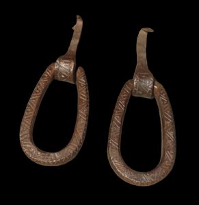 Coppia di grandi battiporta in ferro forgiato ed inciso alta epoca 