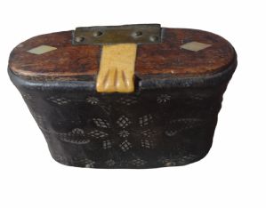 Tabaqueira alpina em couro gravado, século XIX.