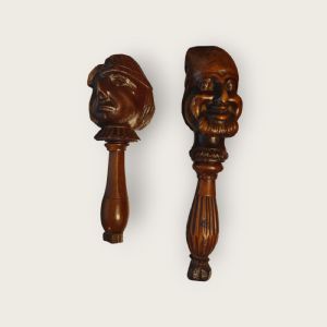 2 Quebra-nozes de rosca figurativos em madeira, século XIX