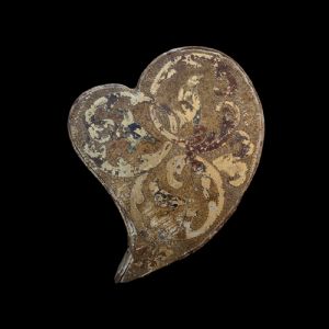 Heart-shaped box in gilded and engraved wood