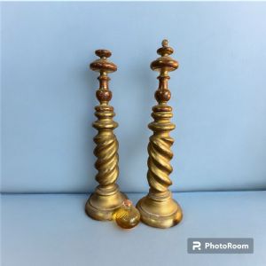 Coppia colonnine a torsion in legno dorato a foglia 