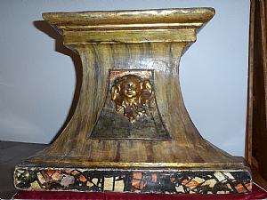 Polychrome Basis aus mit Tempera bemaltem Holz.