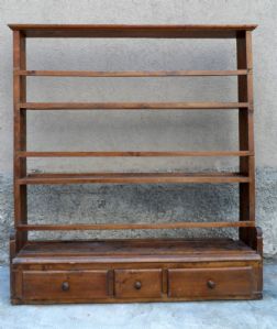 Tellerbord aus Pappelholz mit drei Schubladen.