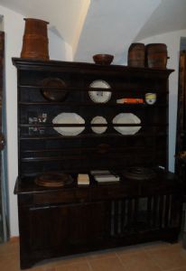 Credenza piattaia in larice ed abete