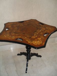 tavolino intarsiato