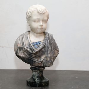Busto de mármore representando uma criança