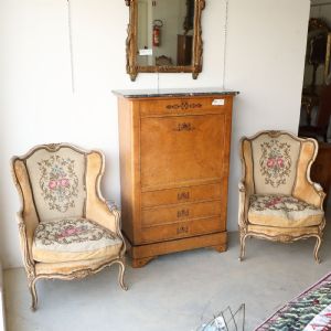 Par de poltronas bergère em madeira lacada e dourada