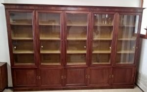 BÜCHERSCHRANK