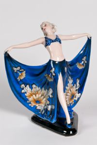 Bailarina com saia em leque