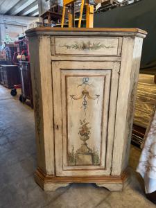 Elegante lackierte Eckvitrine in gutem Zustand, H127x85, Ecke 59x60
