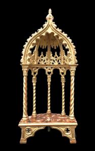 Nicho em estilo tempietto em madeira e folha de ouro com base marmorizada. Florença.